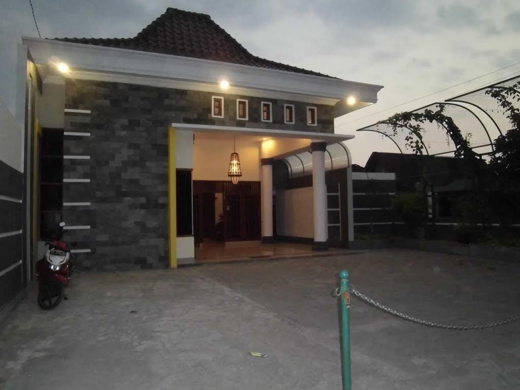 Griya Putri Dewi Guesthouse Yogyakarta Luaran gambar